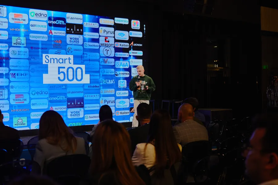Выступление на фоне логотипов участников Smart 500